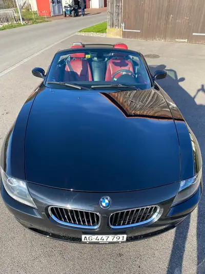 BMW Z4 2.2i Roadster 2005 — Cabriolet sportif, moteur 170 ch, intérieur cuir rouge — côté