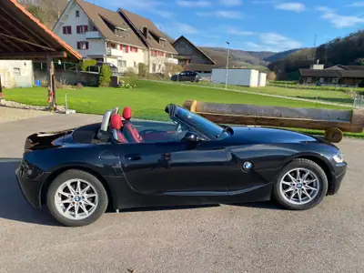 BMW Z4 2.2i Roadster 2005 — Cabriolet sportif, moteur 170 ch, intérieur cuir rouge — vue extérieure