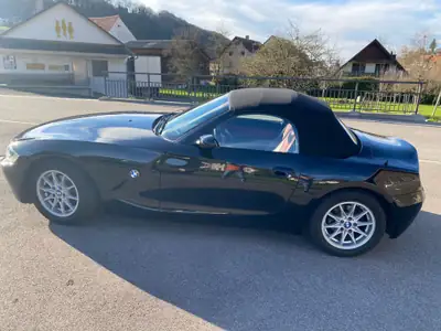 BMW Z4 2.2i Roadster 2005 — Cabriolet sportif, moteur 170 ch, intérieur cuir rouge — arrière