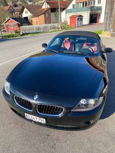 BMW Z4 2.2i Roadster 2005 — Cabriolet sportif, moteur 170 ch, intérieur cuir rouge — détail