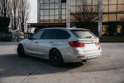 BMW 328i xDrive Touring Sport Line — Break élégant, moteur 245 ch, transmission intégrale — dashboard