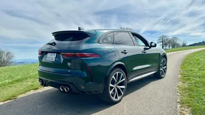 Jaguar F-PACE 5.0 V8 SVR P550 AWD — Puissance brute et élégance britannique — vista posteriore