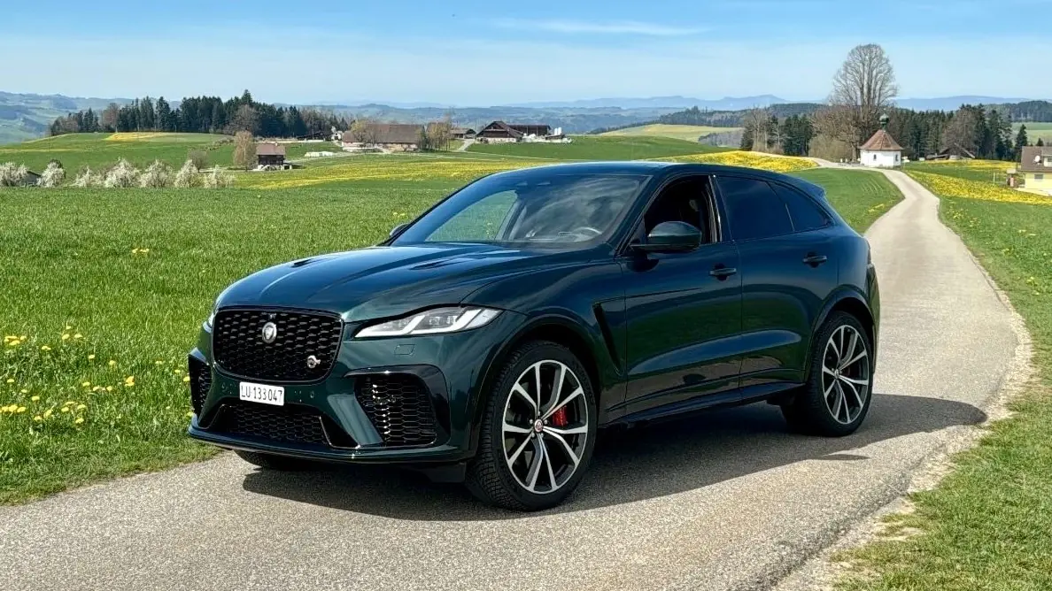 Jaguar F-PACE 5.0 V8 SVR P550 AWD — Puissance brute et élégance britannique