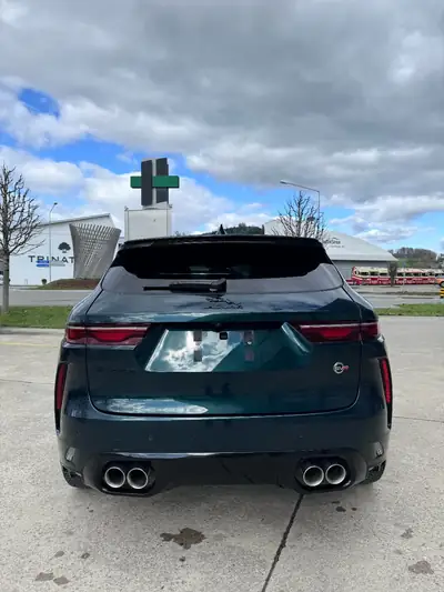 Jaguar F-PACE 5.0 V8 SVR P550 AWD — Puissance brute et élégance britannique — Miniatura 9