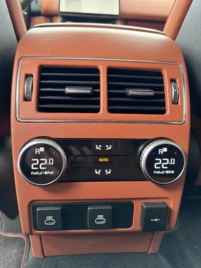 Jaguar F-PACE 5.0 V8 SVR P550 AWD — Puissance brute et élégance britannique — Miniatura 10