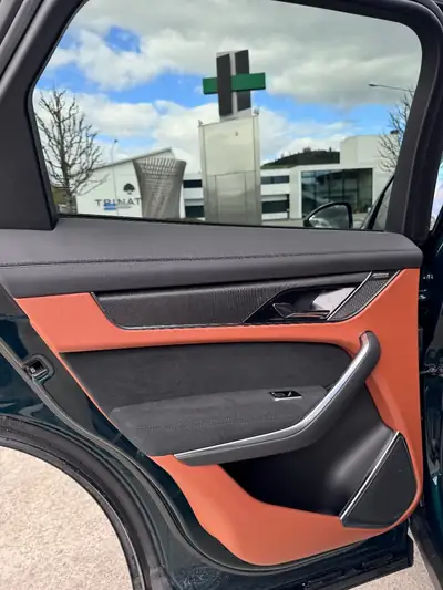 Jaguar F-PACE 5.0 V8 SVR P550 AWD — Puissance brute et élégance britannique — Miniatura 12