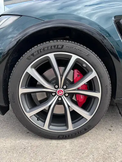 Jaguar F-PACE 5.0 V8 SVR P550 AWD — Puissance brute et élégance britannique — Miniatura 11
