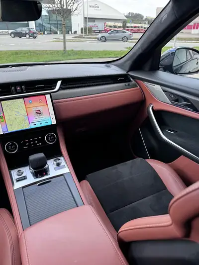 Jaguar F-PACE 5.0 V8 SVR P550 AWD — Puissance brute et élégance britannique — Miniatura 15