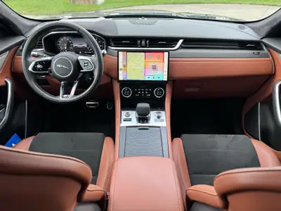 Jaguar F-PACE 5.0 V8 SVR P550 AWD — Puissance brute et élégance britannique — Miniatura 13