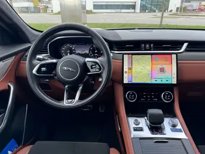 Jaguar F-PACE 5.0 V8 SVR P550 AWD — Puissance brute et élégance britannique — Miniatura 16