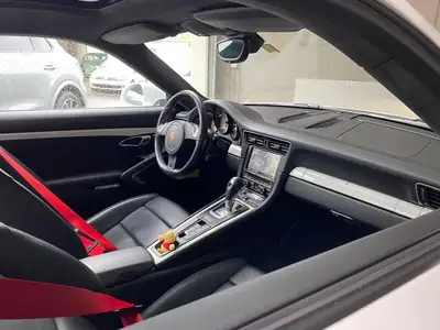 Porsche 911 Carrera 4 PDK — Coupé sportif légendaire, 350 ch et transmission automatique — vista posteriore