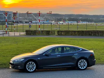 Tesla Model S 85 D — Berline électrique haute performance, 130 000 km, entretien irréprochable — side view