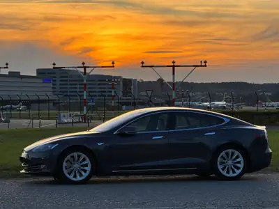 Tesla Model S 85 D — Berline électrique haute performance, 130 000 km, entretien irréprochable — exterior view