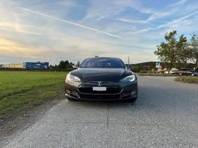 Tesla Model S 85 D — Berline électrique haute performance, 130 000 km, entretien irréprochable — dashboard