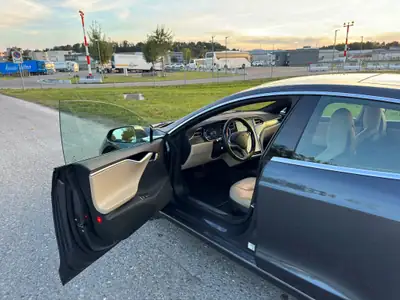 Tesla Model S 85 D — Berline électrique haute performance, 130 000 km, entretien irréprochable — interior
