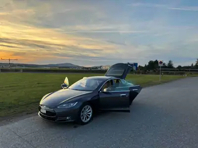 Tesla Model S 85 D — Berline électrique haute performance, 130 000 km, entretien irréprochable — Thumbnail 8