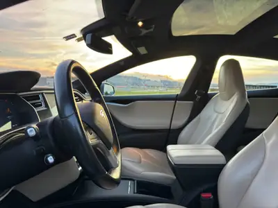 Tesla Model S 85 D — Berline électrique haute performance, 130 000 km, entretien irréprochable — Thumbnail 7