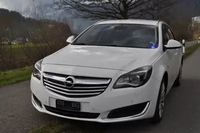 Opel Insignia ST 2.0 CDTI 4WD — Break diesel robuste, transmission automatique, entretien soigné — vue extérieure