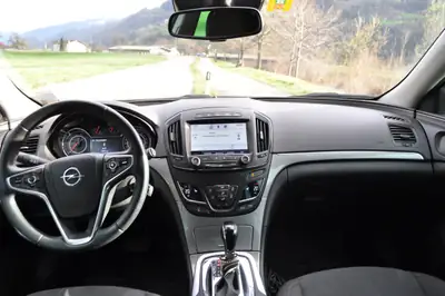 Opel Insignia ST 2.0 CDTI 4WD — Break diesel robuste, transmission automatique, entretien soigné — tableau de bord