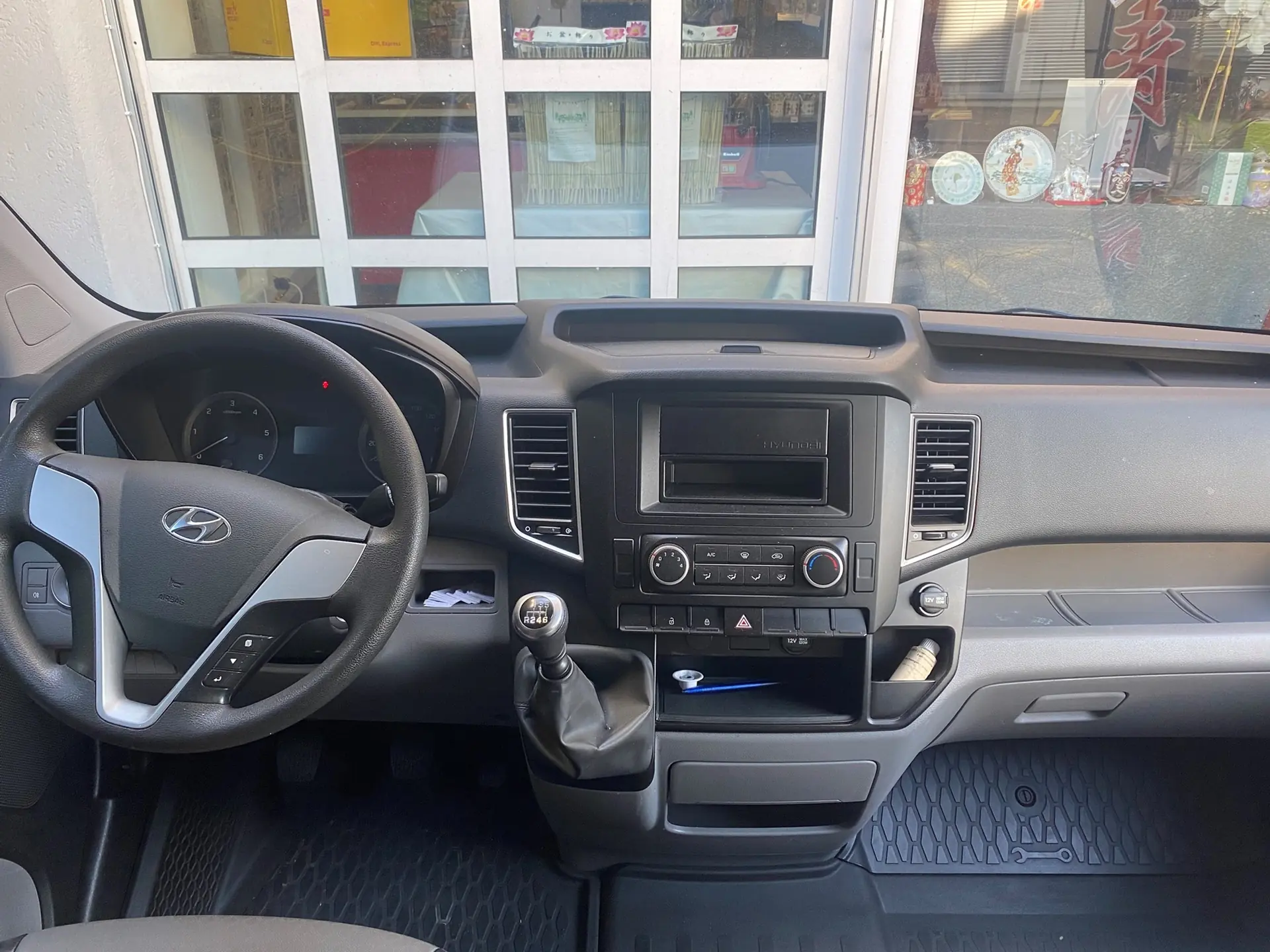 Hyundai H350 2.5 CRDi Amplia — Utilitaire premium modulable, 17'600 km seulement — Außenansicht