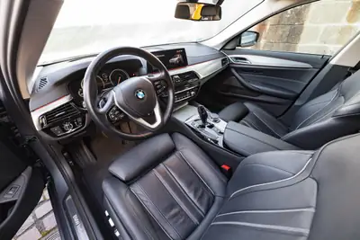 BMW 530d Touring Luxury Line — Break diesel performant, première main, sans accident — tableau de bord