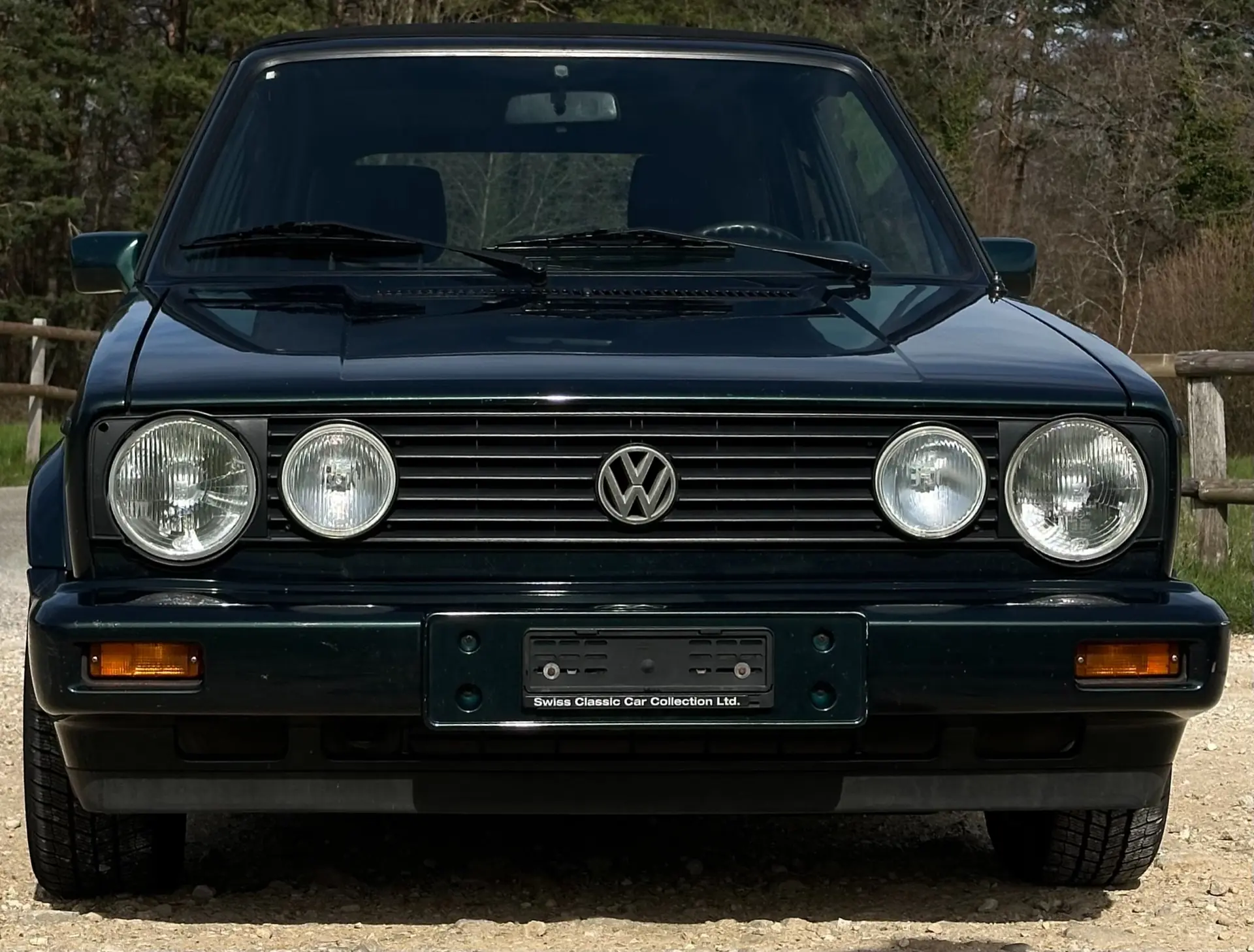 VW Golf 1 Cabrio Classic-Line — Cabriolet culte des années 90, moteur essence fiable — vista esterna