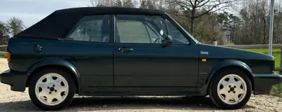 VW Golf 1 Cabrio Classic-Line — Cabriolet culte des années 90, moteur essence fiable — fianco