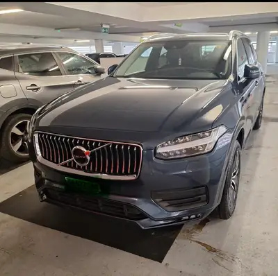 Volvo XC90 T6 AWD Momentum — SUV 7 places robuste, traction intégrale et garantie prolongée — exterior view