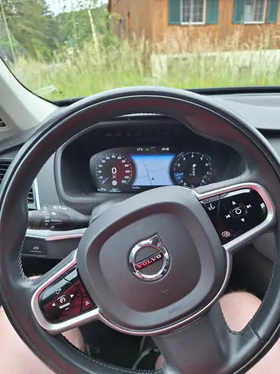 Volvo XC90 T6 AWD Momentum — SUV 7 places robuste, traction intégrale et garantie prolongée — detail
