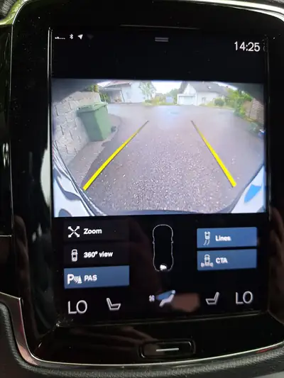 Volvo XC90 T6 AWD Momentum — SUV 7 places robuste, traction intégrale et garantie prolongée — Thumbnail 9