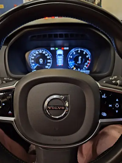 Volvo XC90 T6 AWD Momentum — SUV 7 places robuste, traction intégrale et garantie prolongée — Thumbnail 11