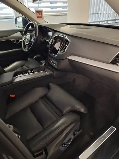 Volvo XC90 T6 AWD Momentum — SUV 7 places robuste, traction intégrale et garantie prolongée — Thumbnail 14