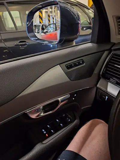 Volvo XC90 T6 AWD Momentum — SUV 7 places robuste, traction intégrale et garantie prolongée — Thumbnail 13