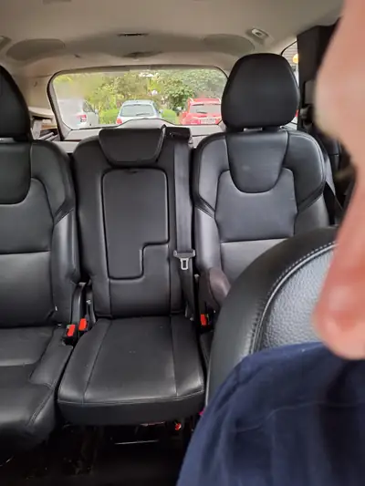 Volvo XC90 T6 AWD Momentum — SUV 7 places robuste, traction intégrale et garantie prolongée — Thumbnail 17