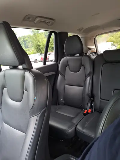 Volvo XC90 T6 AWD Momentum — SUV 7 places robuste, traction intégrale et garantie prolongée — Thumbnail 16