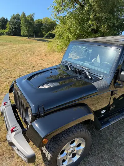 Jeep Wrangler Unlimited Sahara — SUV 4x4 diesel robuste, 178'000 km — vista posteriore