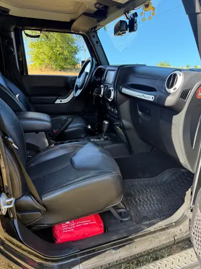 Jeep Wrangler Unlimited Sahara — SUV 4x4 diesel robuste, 178'000 km — Miniatura 8