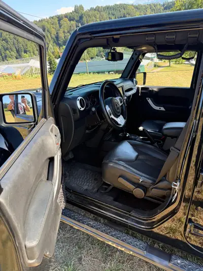 Jeep Wrangler Unlimited Sahara — SUV 4x4 diesel robuste, 178'000 km — Miniatura 7