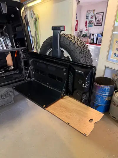 Jeep Wrangler Unlimited Sahara — SUV 4x4 diesel robuste, 178'000 km — Miniatura 16