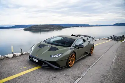 Lamborghini Huracán STO Coupé — Supercars légendaire, 640 ch, quasi neuve — exterior view