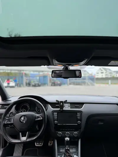 Skoda Octavia Combi 2.0 TSI RS — Monospace sportif, 220 ch et faible kilométrage — rear view
