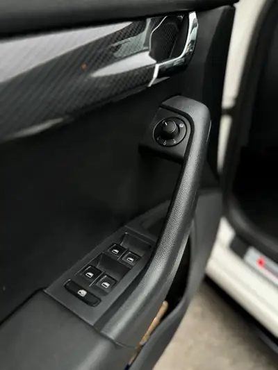 Skoda Octavia Combi 2.0 TSI RS — Monospace sportif, 220 ch et faible kilométrage — Thumbnail 12