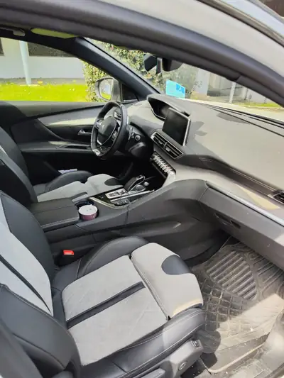 Peugeot 3008 300e Hybrid4 GT — SUV hybride rechargeable 4x4, 43 500 km — Innenraum