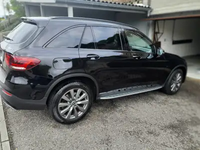 Mercedes-Benz GLC 300 e 4Matic — Plug-in Hybrid rechargeable, 24'600 km seulement — Heckansicht