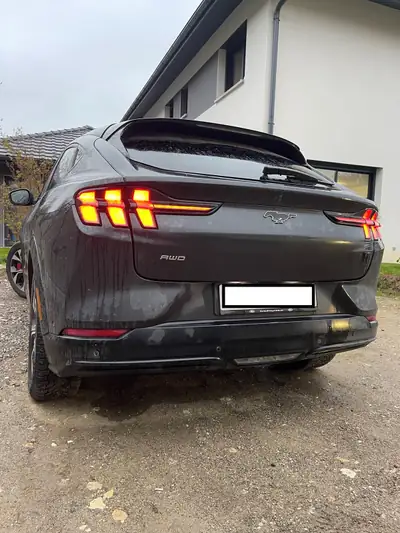 Ford Mustang MACH-E Premium AWD — SUV électrique haute performance, 27000 km seulement — Seitenansicht