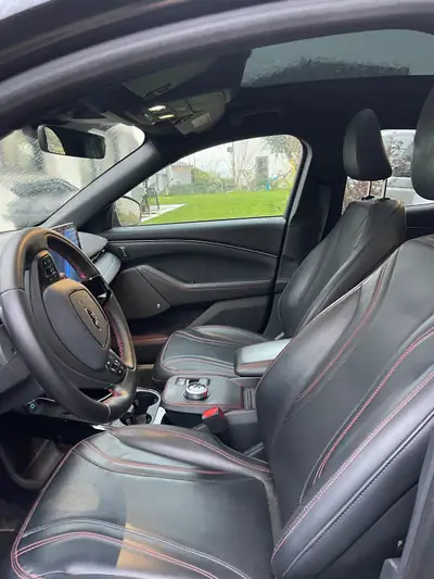 Ford Mustang MACH-E Premium AWD — SUV électrique haute performance, 27000 km seulement — Innenraum