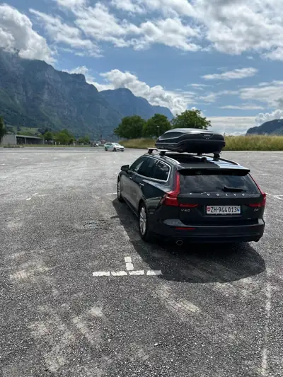 Volvo V60 D4 AWD Momentum — Break dynamique, traction intégrale, 120'000 km — side view