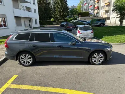 Volvo V60 D4 AWD Momentum — Break dynamique, traction intégrale, 120'000 km — interior