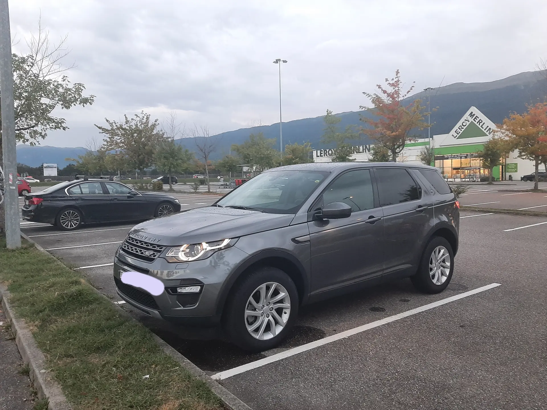 Land Rover Discovery Sport 2.0 Si4 HSE Luxury — SUV 7 places, 241 ch, seulement 45'000 km — vue extérieure