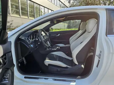 Mercedes-Benz C 63 AMG Coupé Edition 507 — Sportive légendaire, 507 ch purs — Miniature 9